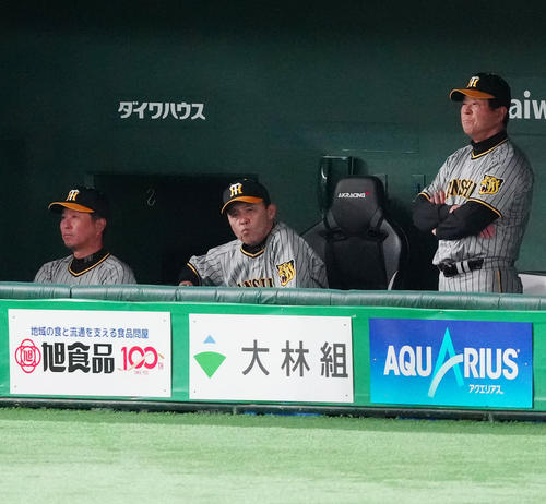 4月12日、巨人対阪神　8回表、阪神村上に代打を送った岡田監督（中央）（撮影・江口和貴）