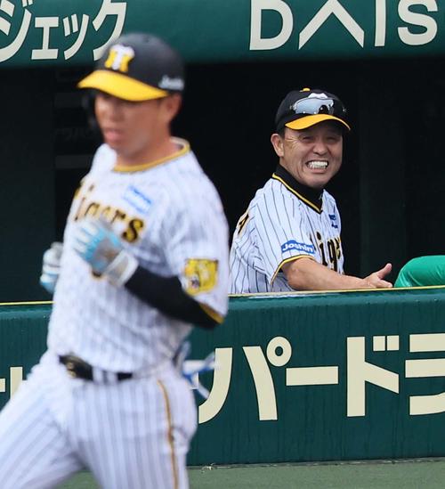 9月10日、阪神対広島　8回裏阪神2死満塁、糸原（左）の中前勝ち越し2点適時打に満面の笑顔を見せる岡田監督（撮影・上田博志）