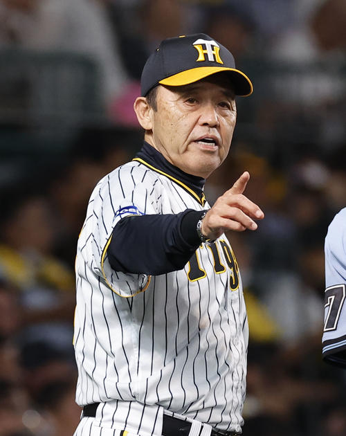 6月15日、阪神対オリックス　9回表、交代告げる阪神岡田監督（撮影・藤尾明華）
