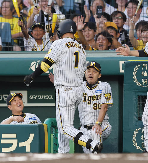 9月8日、阪神対広島　1回裏阪神2死、左越えに先制本塁打を放った森下を出迎える阪神岡田監督（右）（撮影・藤尾明華）