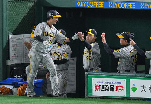 4月13日、巨人対阪神　4回表阪神無死、ソロ本塁打を放った渡辺諒（左）は岡田監督と笑顔でタッチを交わす（撮影・垰建太）