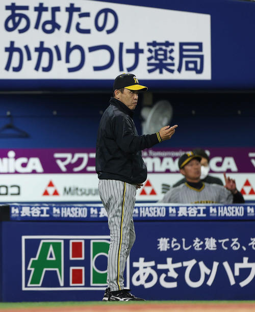 4月14日、DeNA対阪神　6回裏DeNA1死三塁、選手交代を告げる岡田監督（撮影・河田真司）