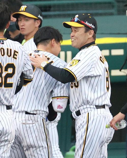 5月3日、阪神対中日　9回裏阪神無死、岡田監督（右）はサヨナラ適時打を放った木浪を抱き寄せる（撮影・上山淳一）