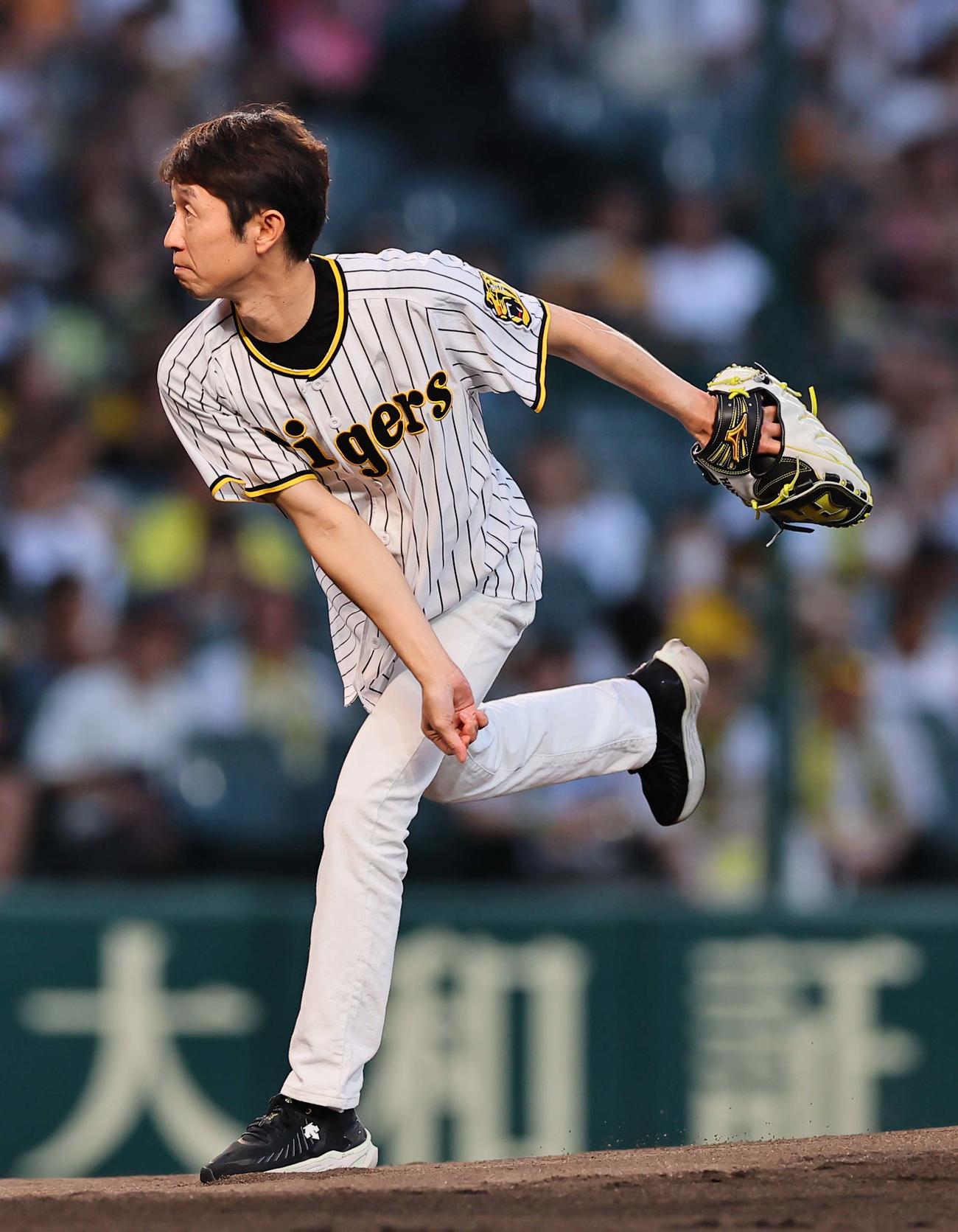 阪神対巨人　始球式を務める騎手の武豊（撮影・上田博志）