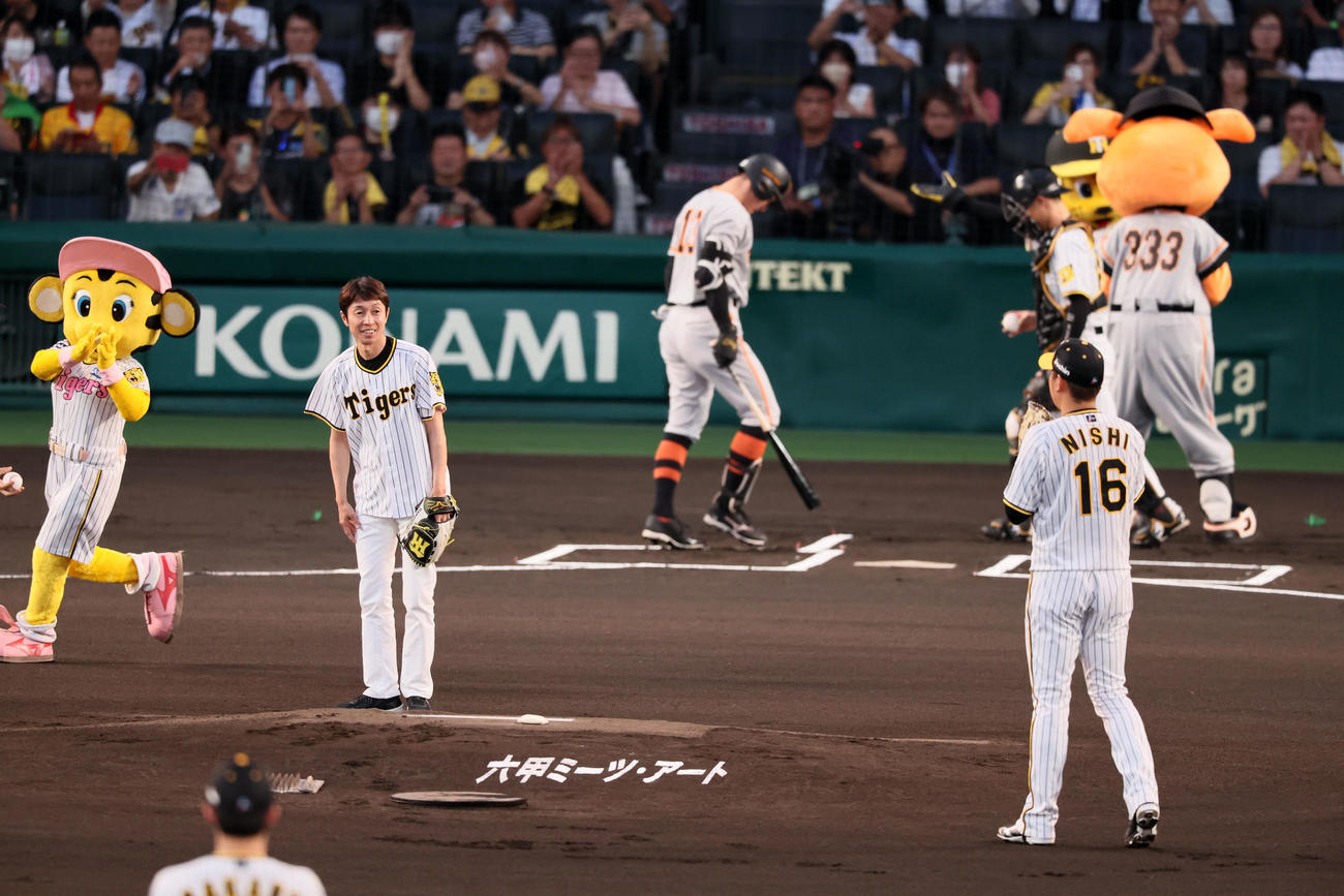 阪神対巨人　始球式を終え西勇（右）にあいさつする武豊騎手（撮影・加藤哉）