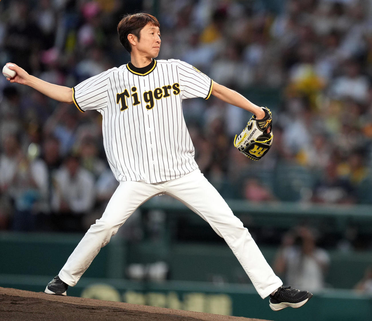 阪神対巨人　始球式を務める武豊（撮影・狩俣裕三）