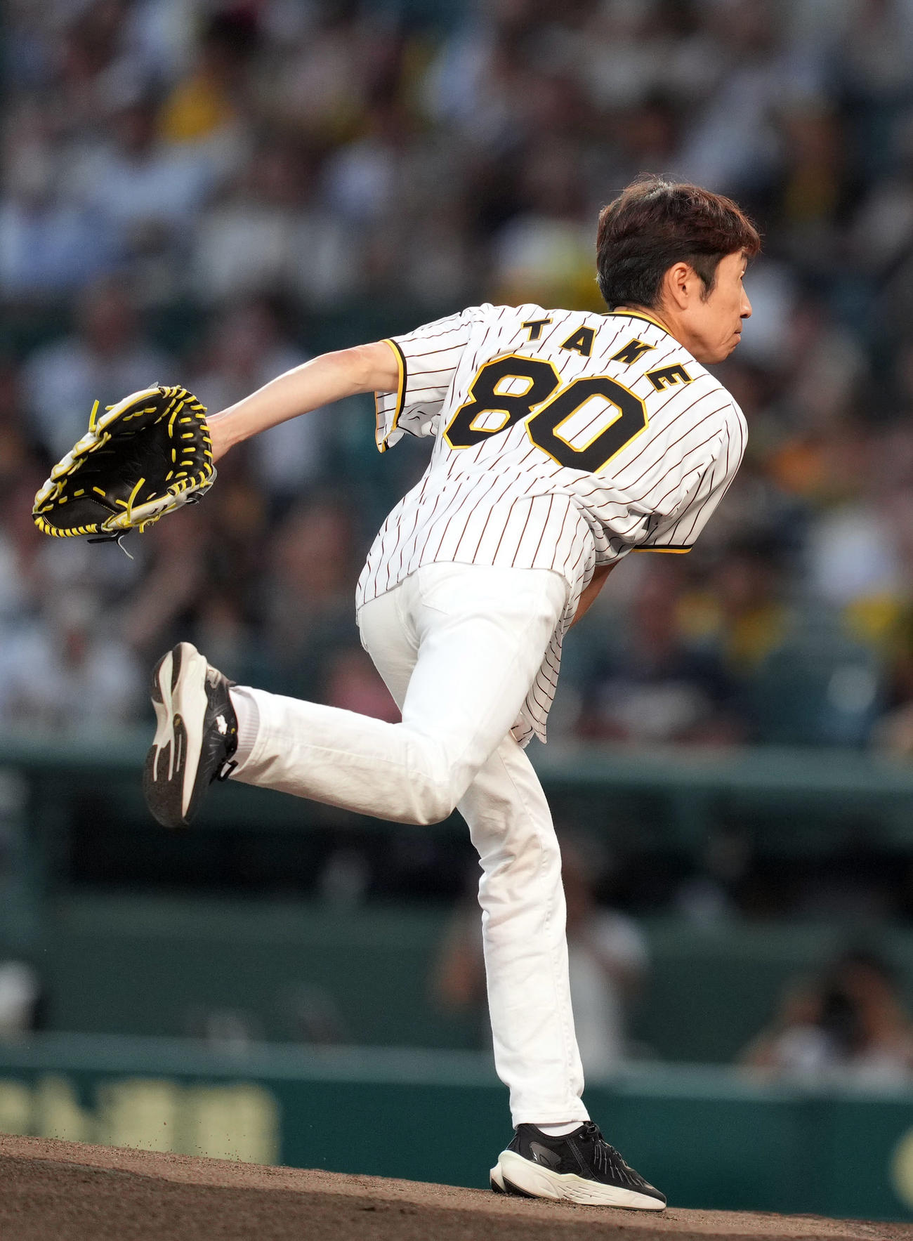 阪神対巨人　始球式を務める武豊（撮影・狩俣裕三）
