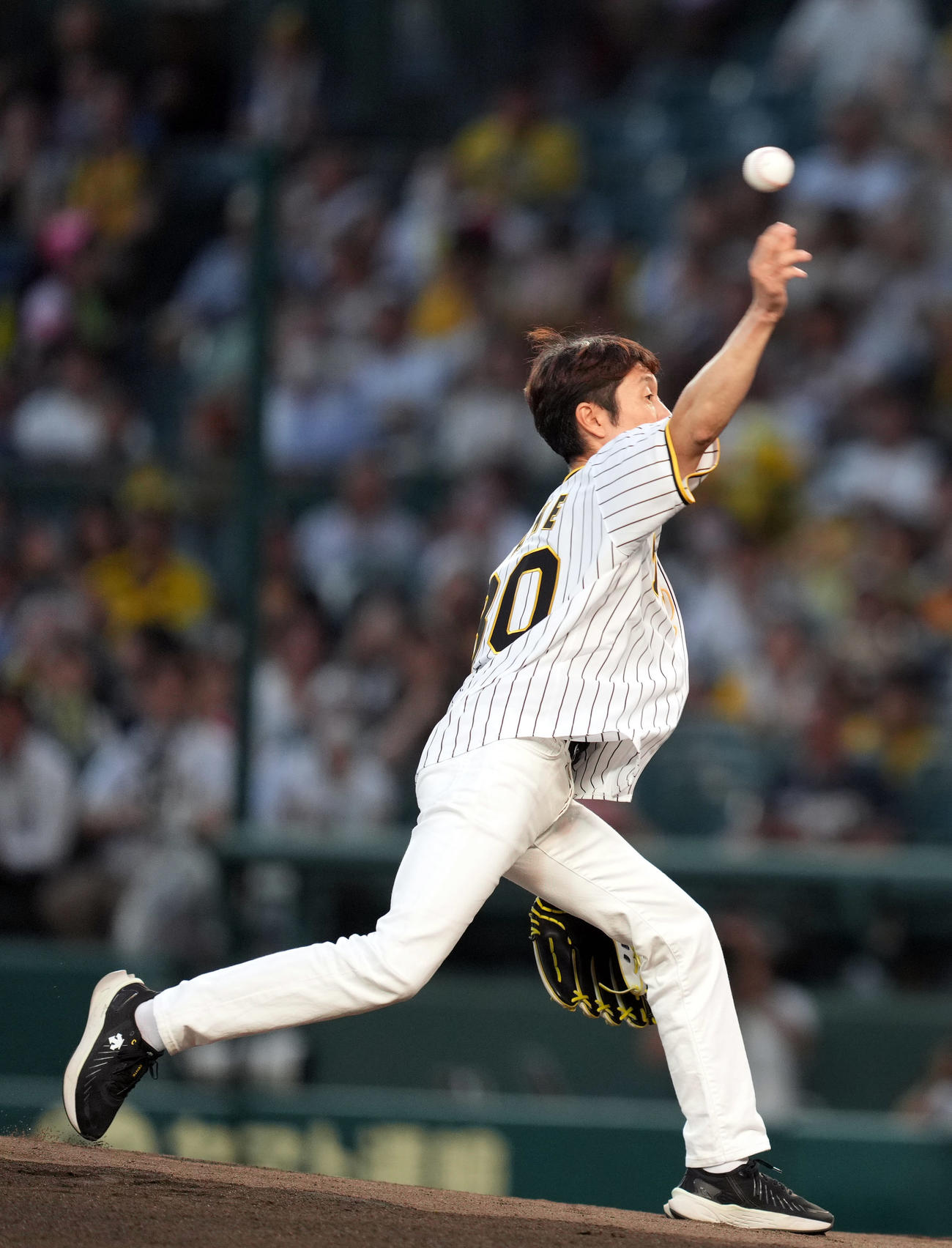 阪神対巨人　始球式を務める武豊（撮影・狩俣裕三）