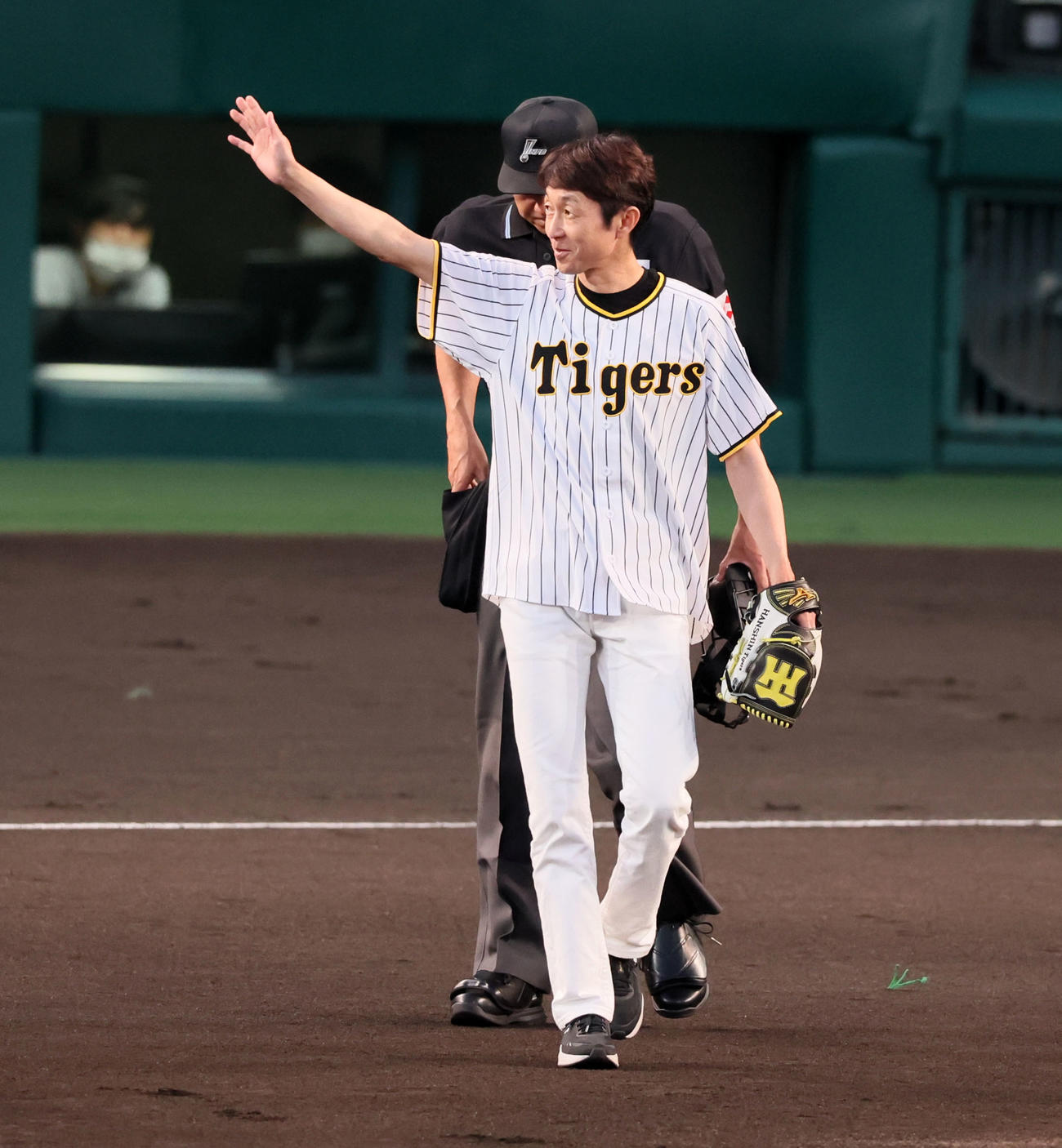 阪神対巨人　始球式を行う武豊騎手（撮影・加藤哉）