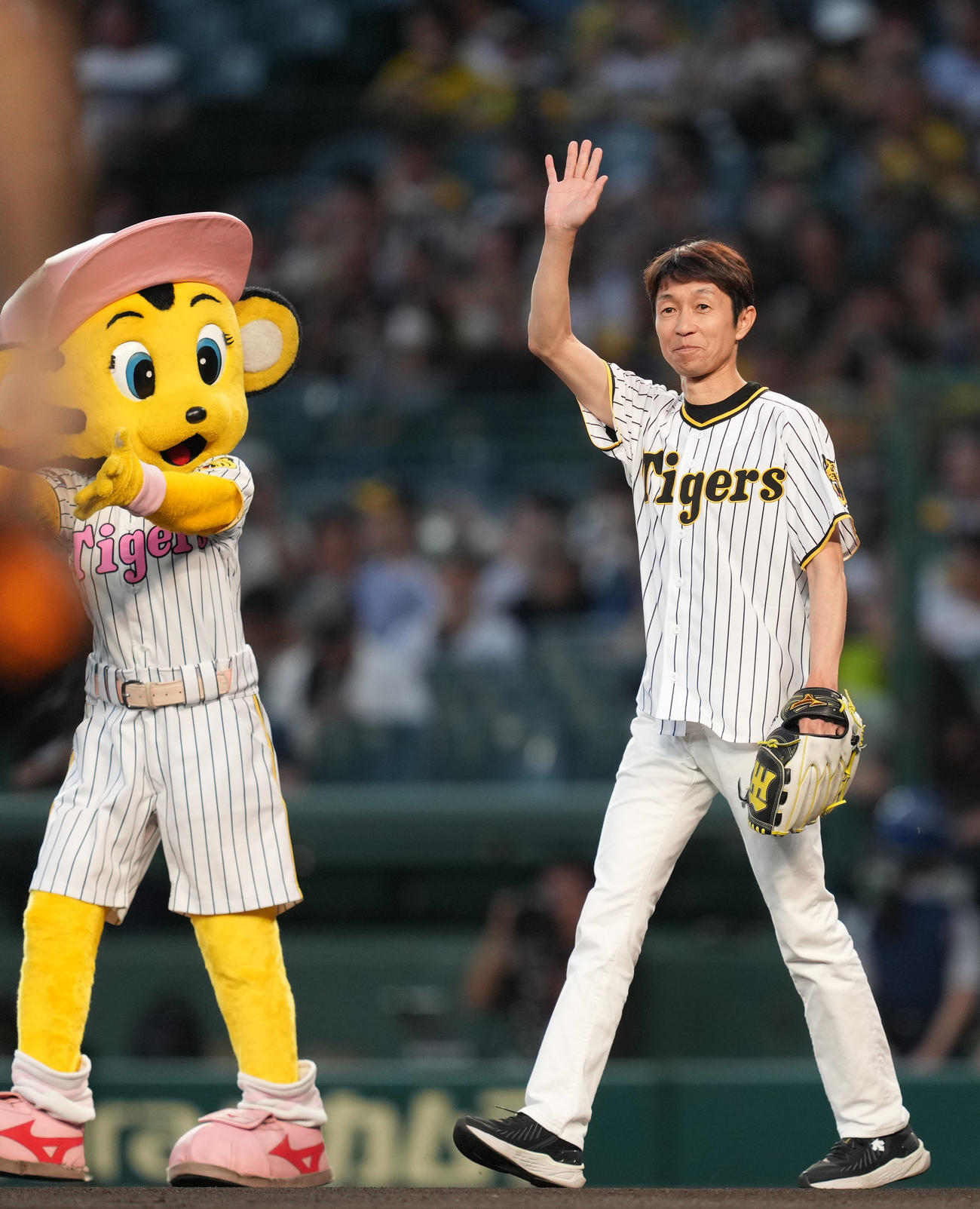 阪神対巨人　始球式を務める武豊（撮影・狩俣裕三）