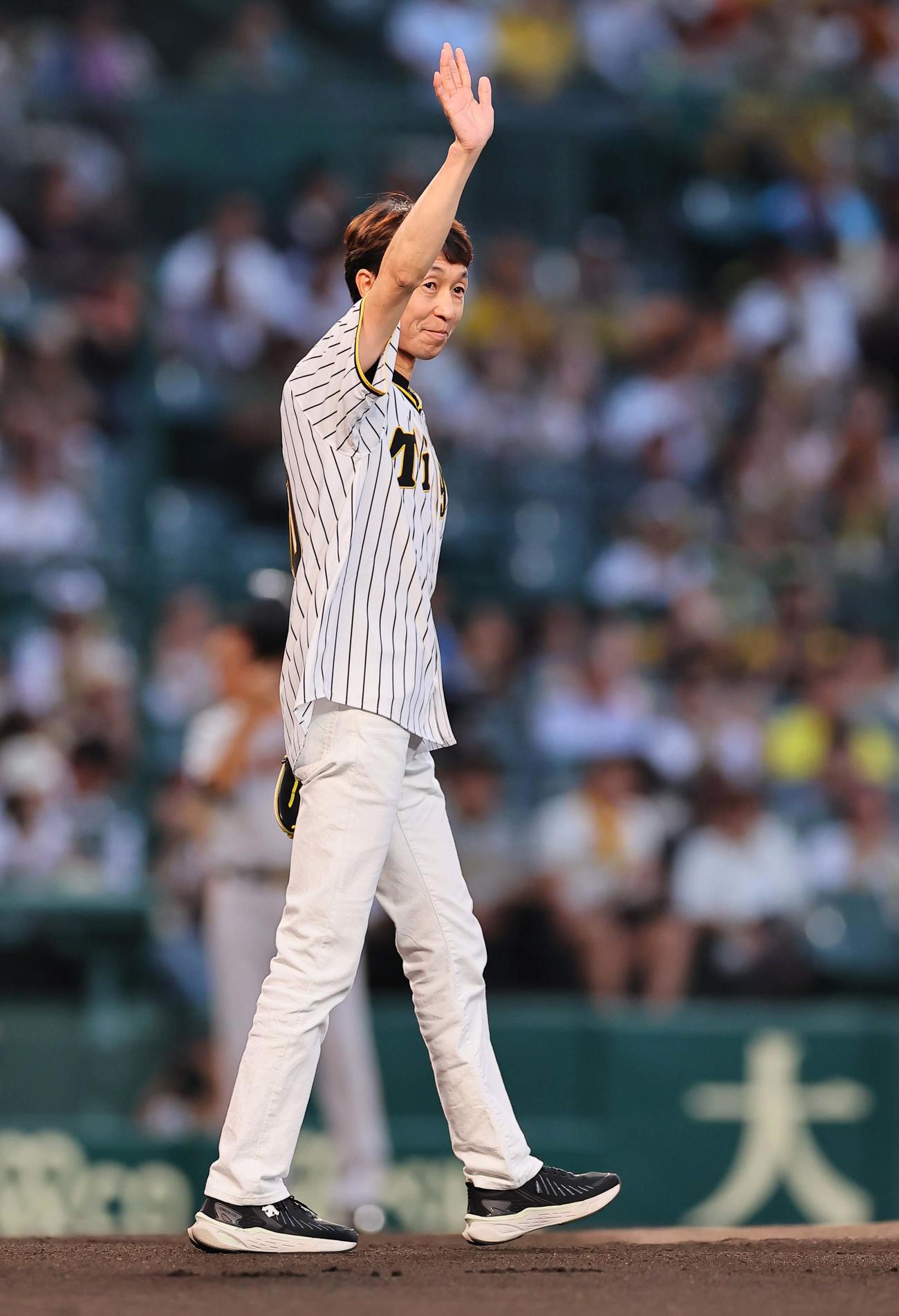 阪神対巨人　始球式を務める騎手の武豊氏（撮影・上田博志）