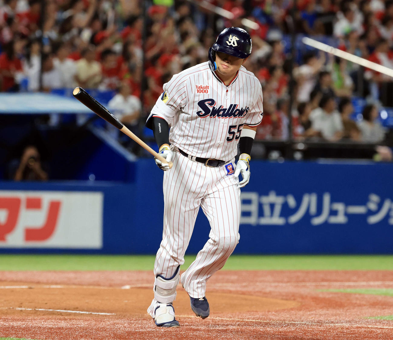 ヤクルト対広島　3回裏ヤクルト2死、村上は左越え勝ち越しソロ本塁打を放つ（撮影・浅見桂子）