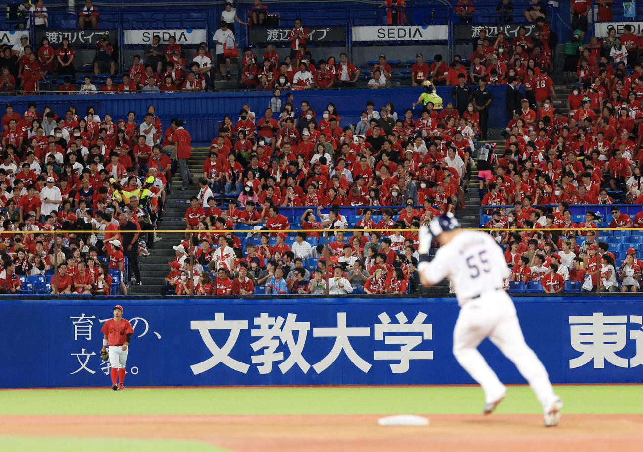 ヤクルト対広島　3回裏ヤクルト2死、村上（手前）に左越え勝ち越しソロ本塁打を許し、静まる左翼スタンドの広島ファン（撮影・浅見桂子）