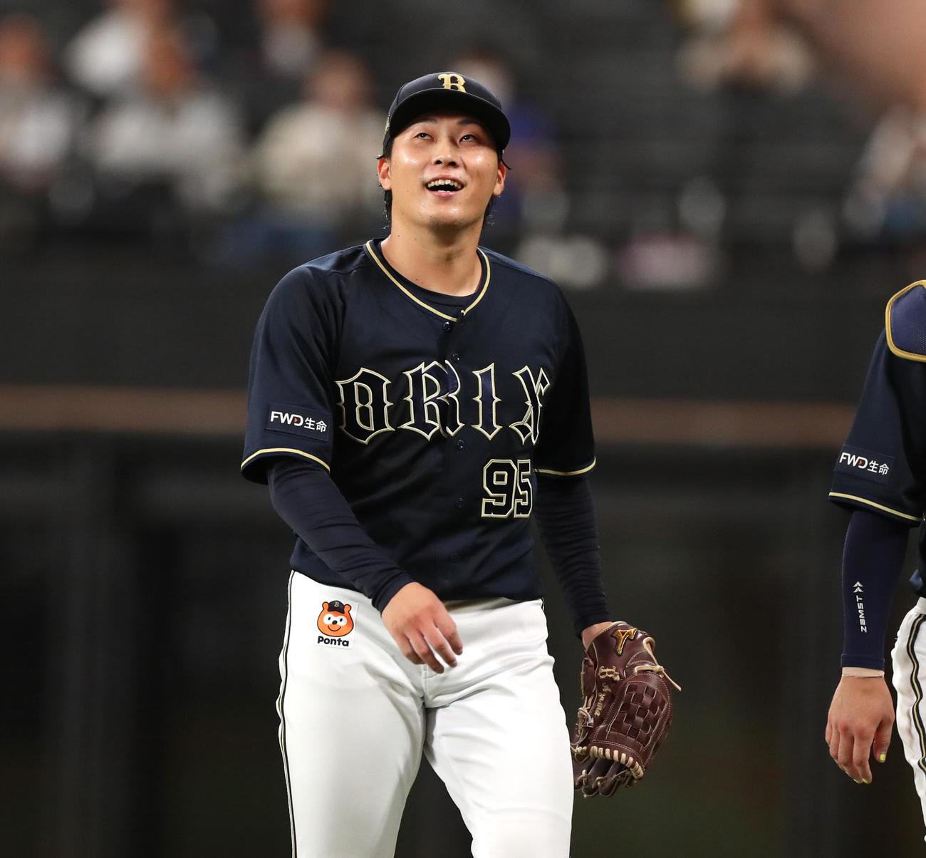 日本ハム対オリックス　2回裏、打者を3人で抑え笑顔で引き揚げる東（撮影・黒川智章）