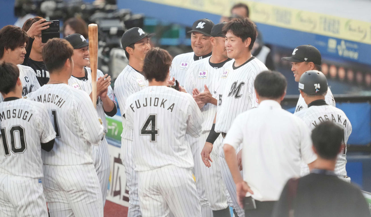 ロッテ対楽天　試合前の円陣でナインから祝われるロッテ安田（撮影・鈴木みどり）