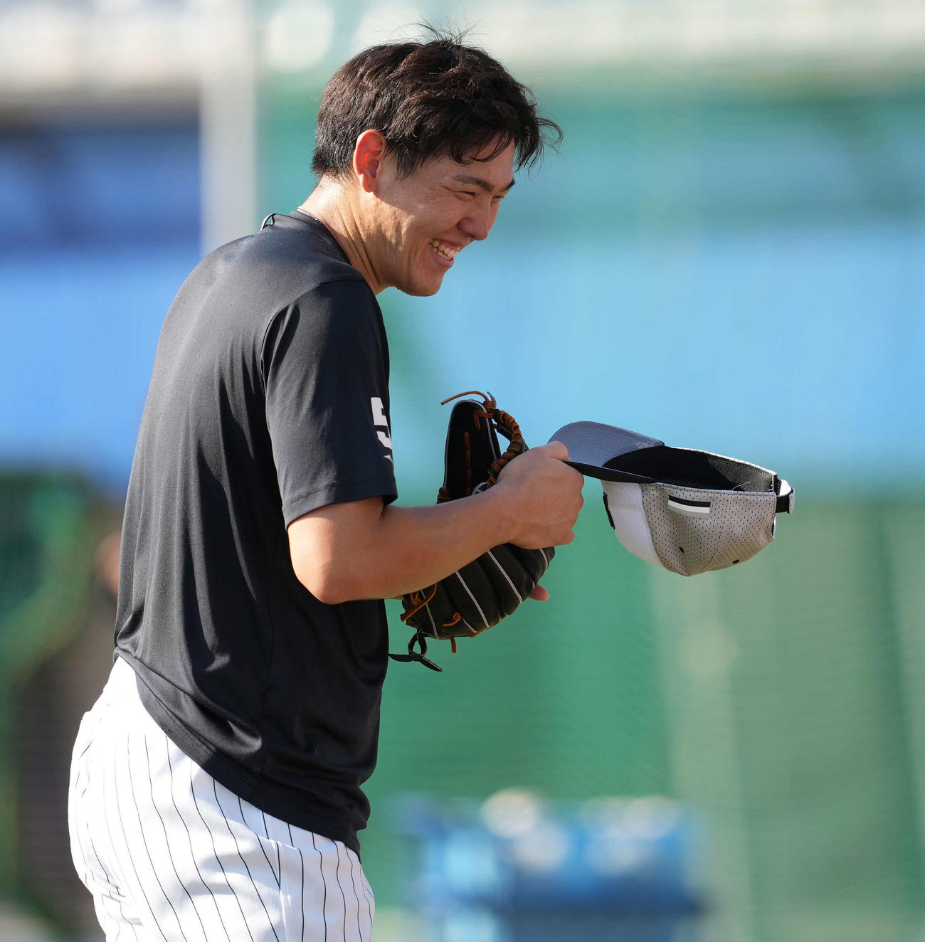 ロッテ対楽天　試合前練習で笑顔のロッテ安田（撮影・鈴木みどり）