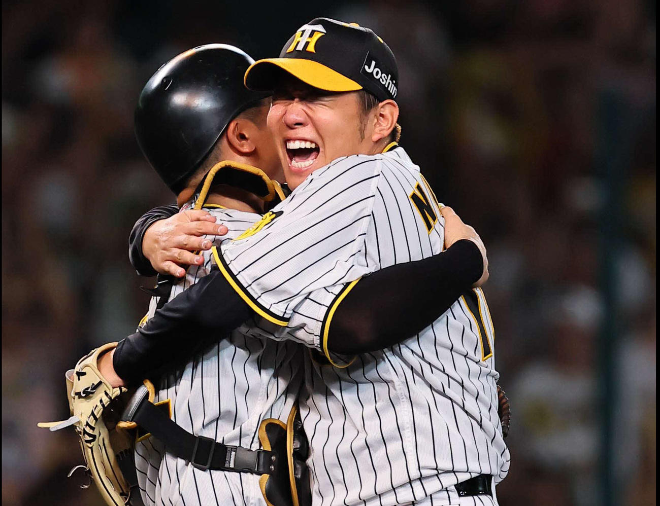 阪神対巨人　巨人に完封勝利した西勇（右）は坂本と抱き合って喜ぶ（撮影・上田博志）