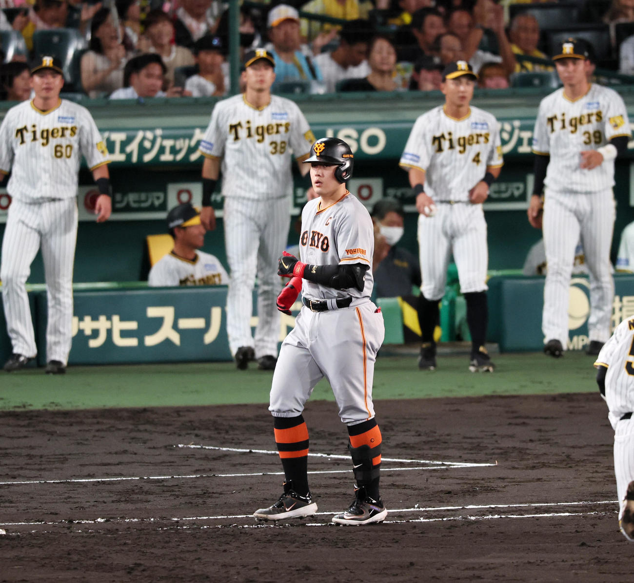 阪神対巨人　7回表巨人2死一塁、岡本和は二ゴロに倒れる（撮影・加藤哉）