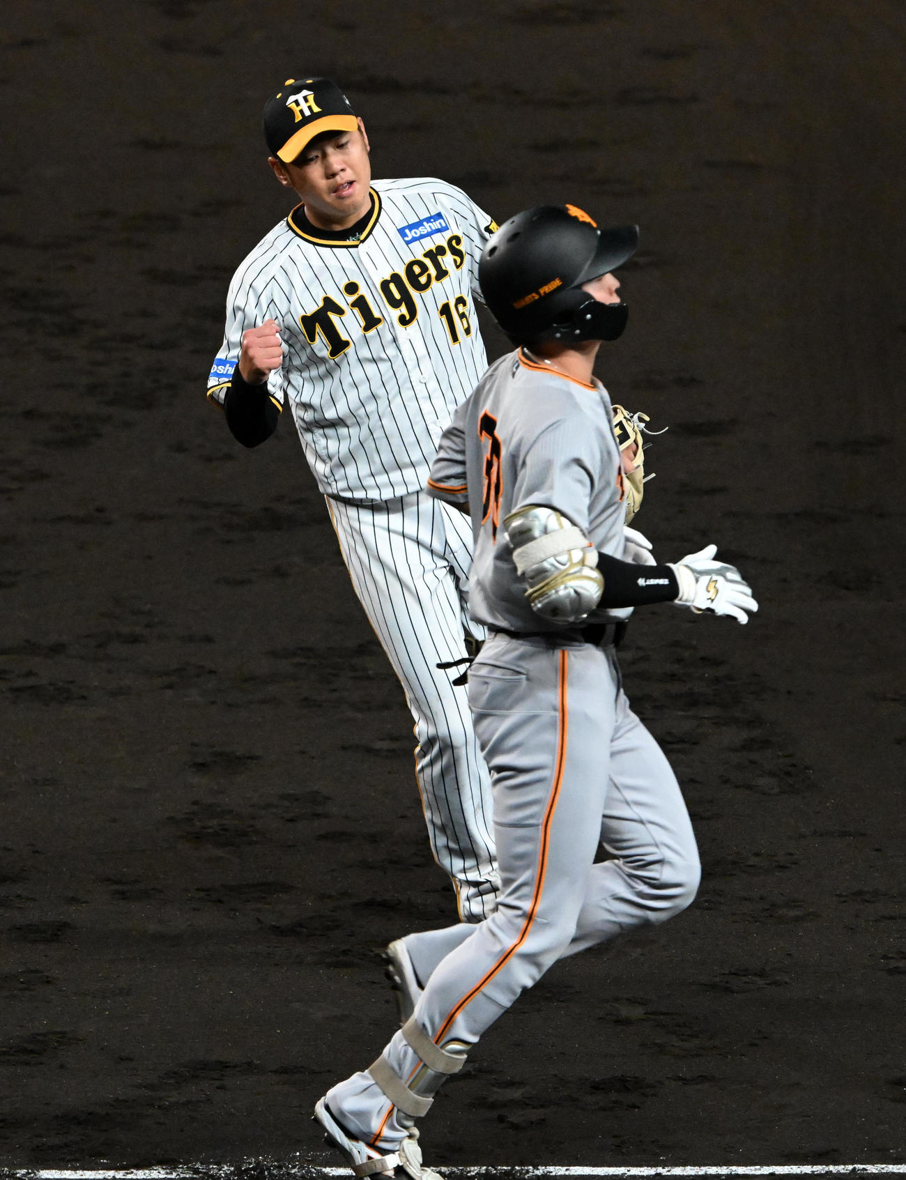 阪神巨人　8回表巨人2死、岡田を投ゴロに打ち取りガッツポーズの西勇（撮影・前岡正明）