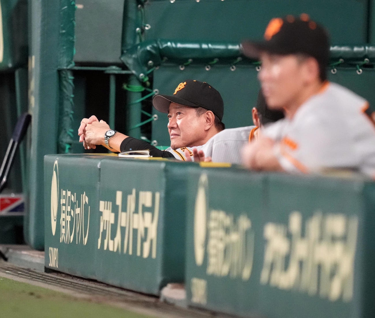 阪神対巨人　6回表を終え、ベンチで厳しい表情を見せる原監督（後方）（撮影・狩俣裕三）