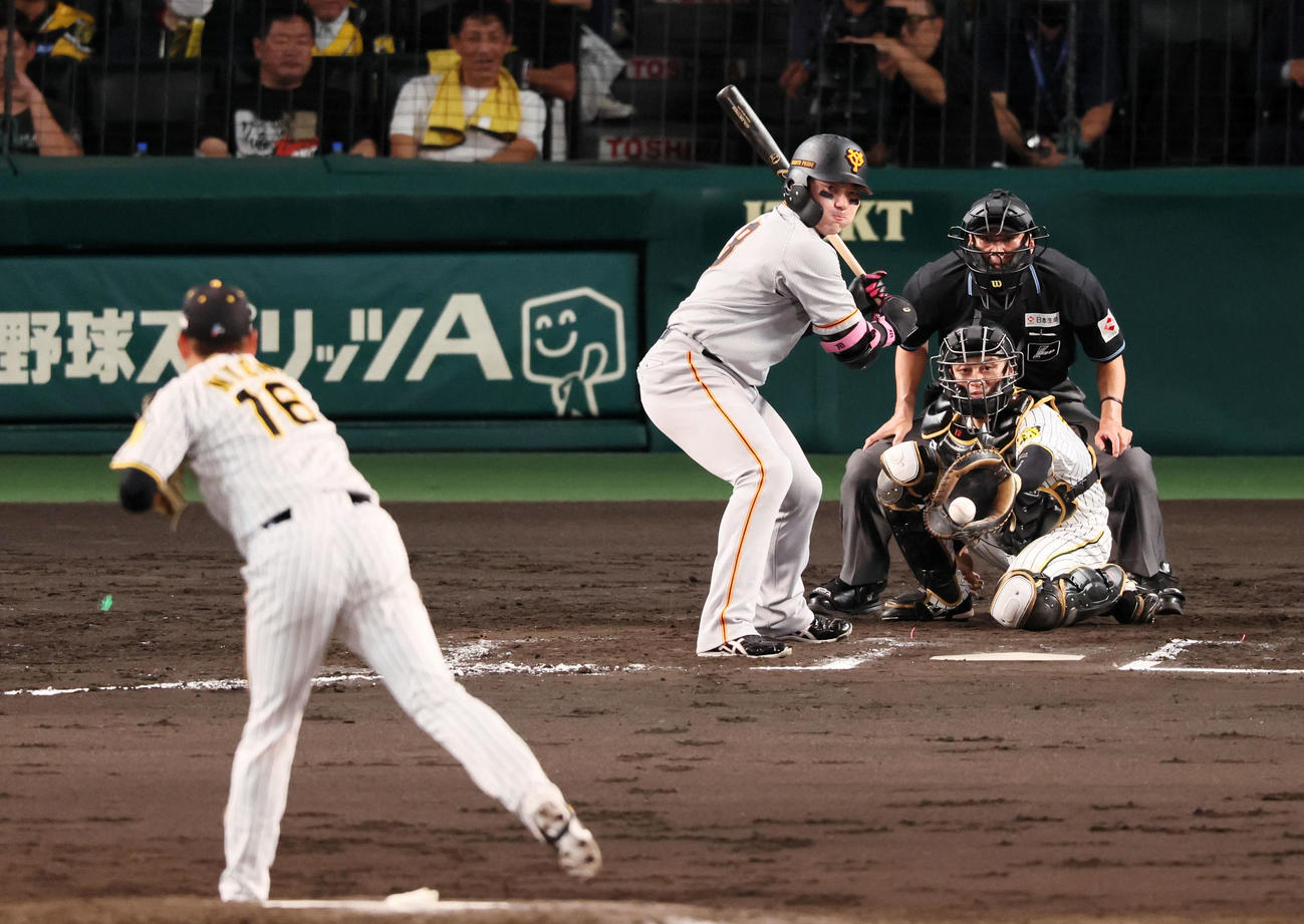 阪神対巨人　7回表巨人1死一塁、丸は三振に倒れる。投手は西勇（撮影・加藤哉）
