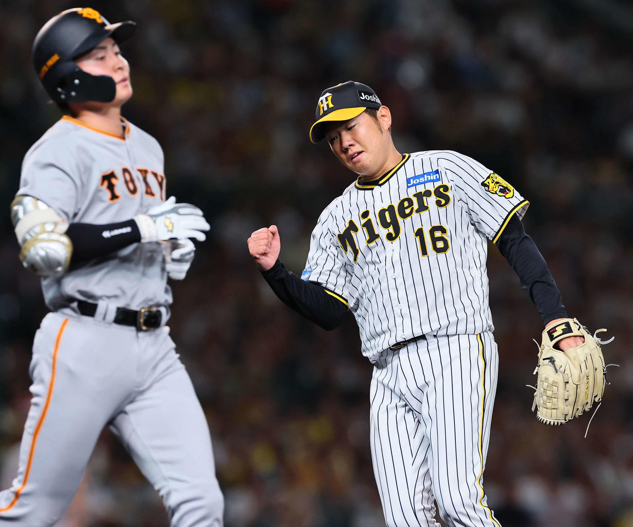 阪神対巨人　8回表巨人2死、岡田を投ゴロに打ち取りガッツポーズをする西勇（撮影・上田博志）