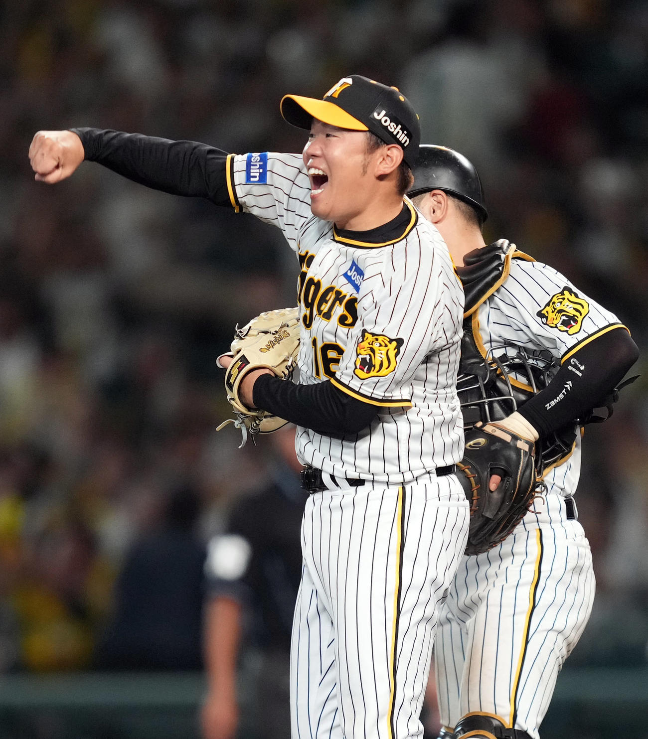 阪神対巨人　9回表阪神2死一塁、重信の二盗を坂本（後方）が阻止し、巨人に勝利し、力強くガッツポーズをする西勇（撮影・狩俣裕三）