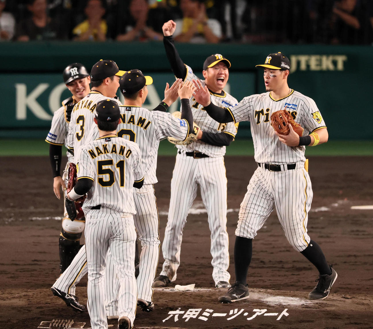 阪神対巨人　9回表巨人2死一塁、西勇は一塁走者代走重信の二塁盗塁失敗で勝利しマウンドでガッツポーズを見せる（撮影・加藤哉）