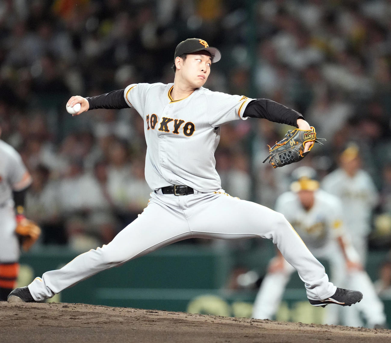 阪神対巨人　巨人先発の山崎伊（撮影・狩俣裕三）