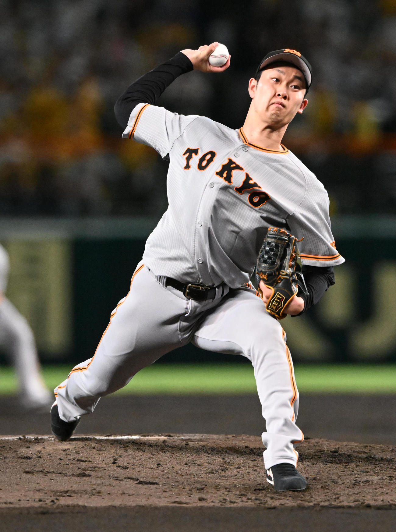 阪神巨人　巨人先発の山崎伊（撮影・前岡正明）