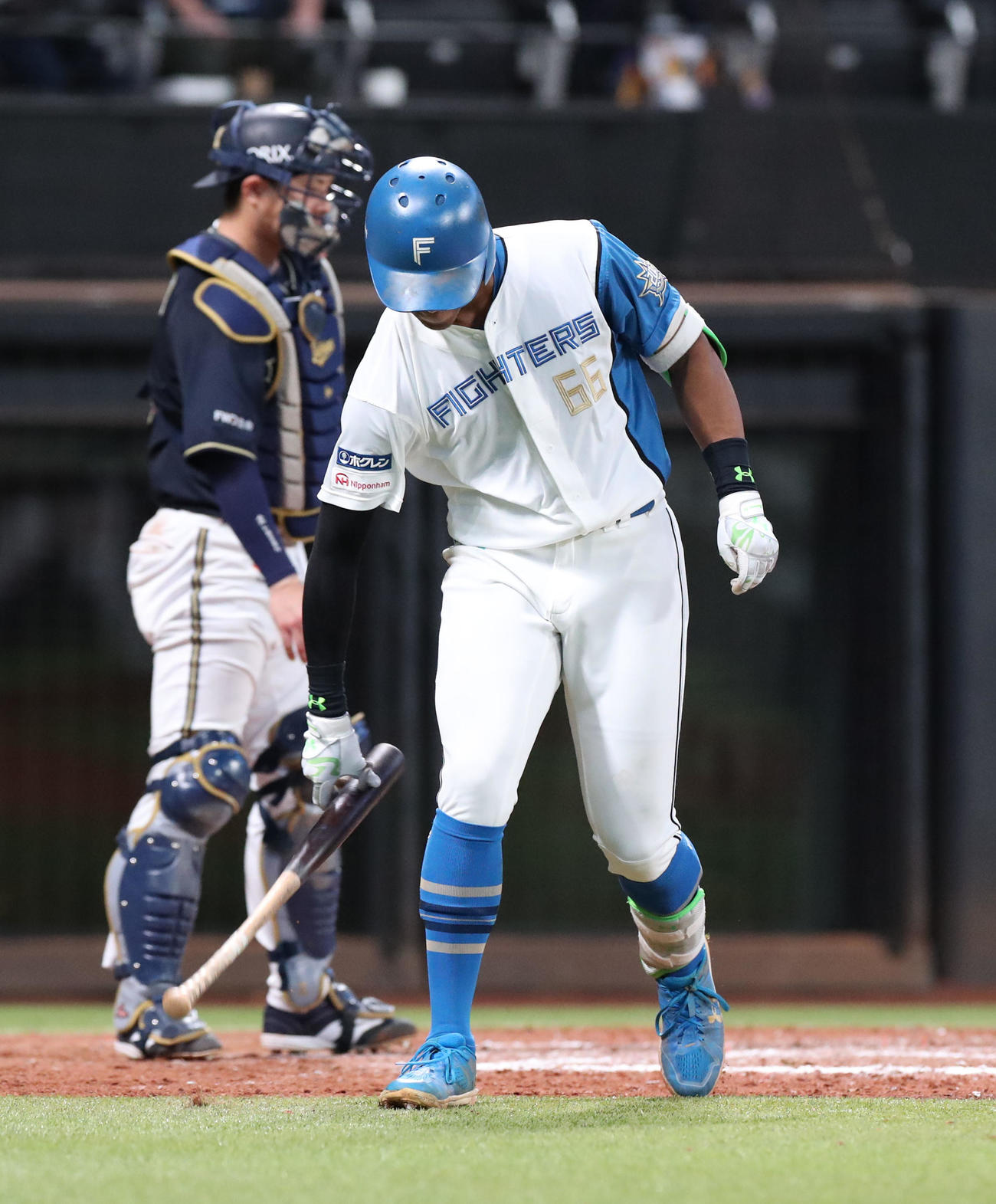 日本ハム対オリックス　9回裏日本ハム1死、万波は見逃し三振に終わりバットをたたきつける（撮影・佐藤翔太）