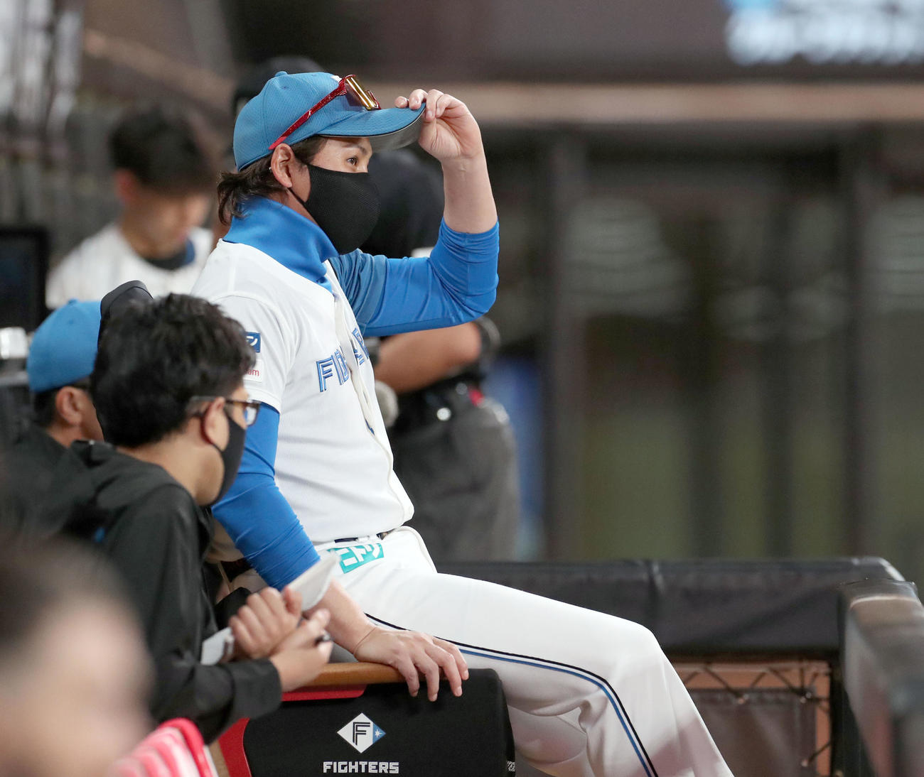 日本ハム対オリックス　選手交代を告げベンチに戻る日本ハム新庄監督（撮影・佐藤翔太）