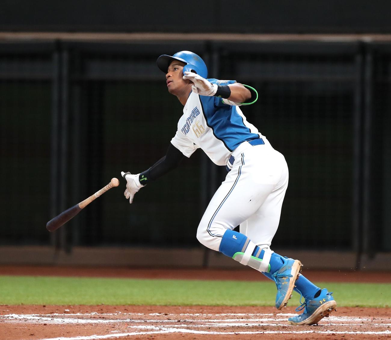 日本ハム対オリックス　6回裏日本ハム2死一塁、左越え適時二塁打を放つ万波（撮影・黒川智章）