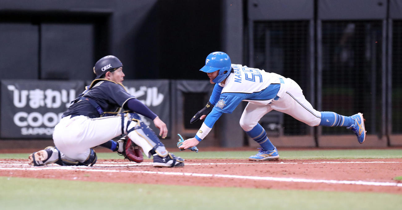 日本ハム対オリックス　6回裏日本ハム2死一塁、万波の適時二塁打で生還する奈良間（撮影・佐藤翔太）