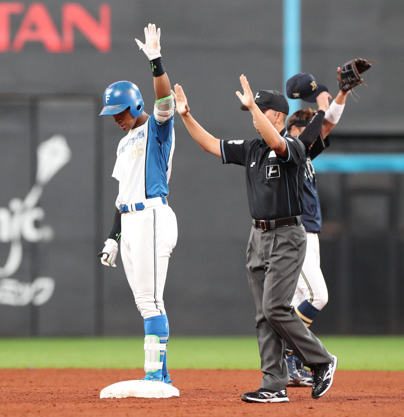 日本ハム対オリックス　6回裏日本ハム2死一塁、万波の適時二塁打を放ちポーズをとる（撮影・佐藤翔太）