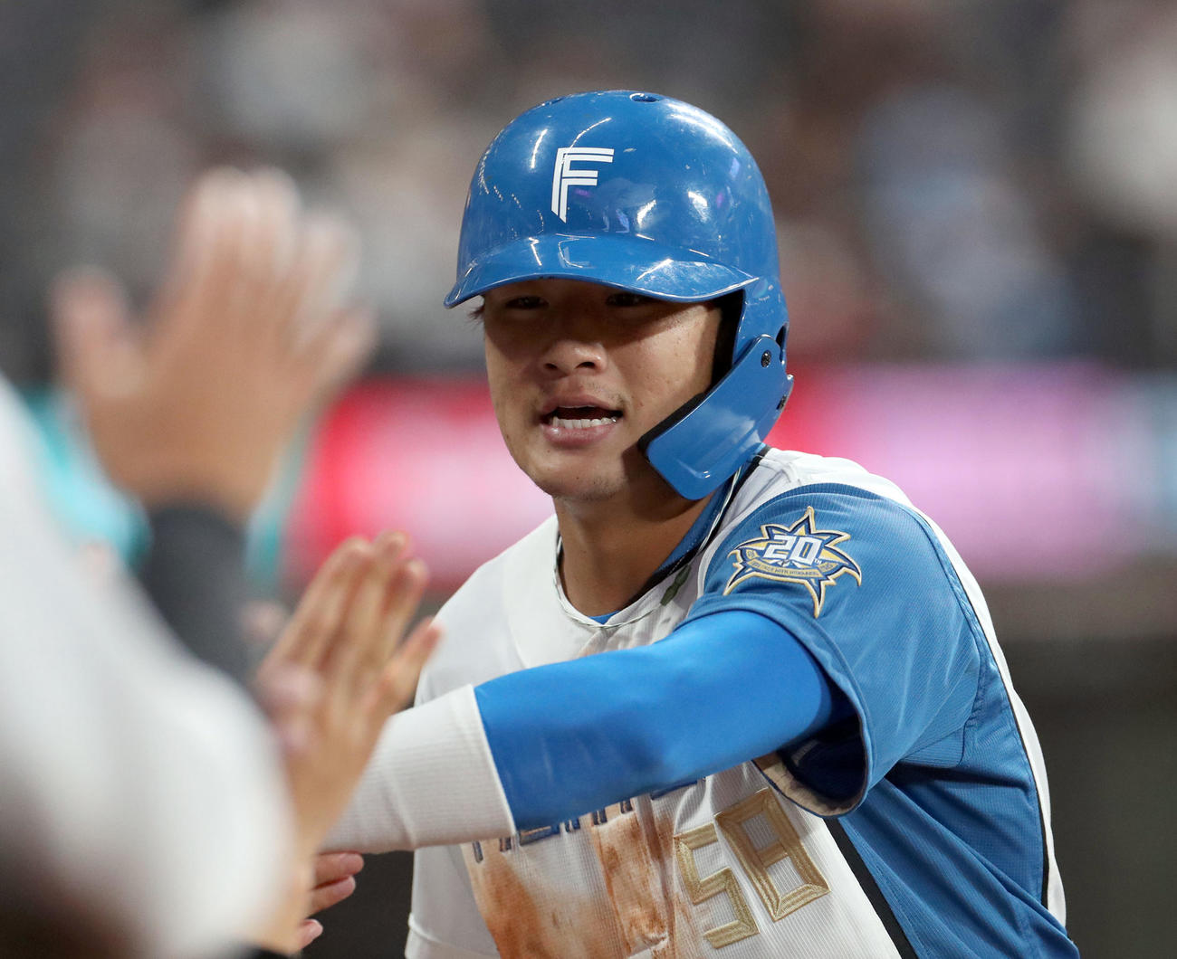 日本ハム対オリックス　6回裏日本ハム2死一塁、万波の適時二塁打で生還する奈良間（撮影・佐藤翔太）
