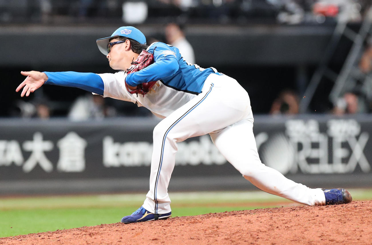 日本ハム対オリックス　日本ハム3番手の鈴木（撮影・佐藤翔太）