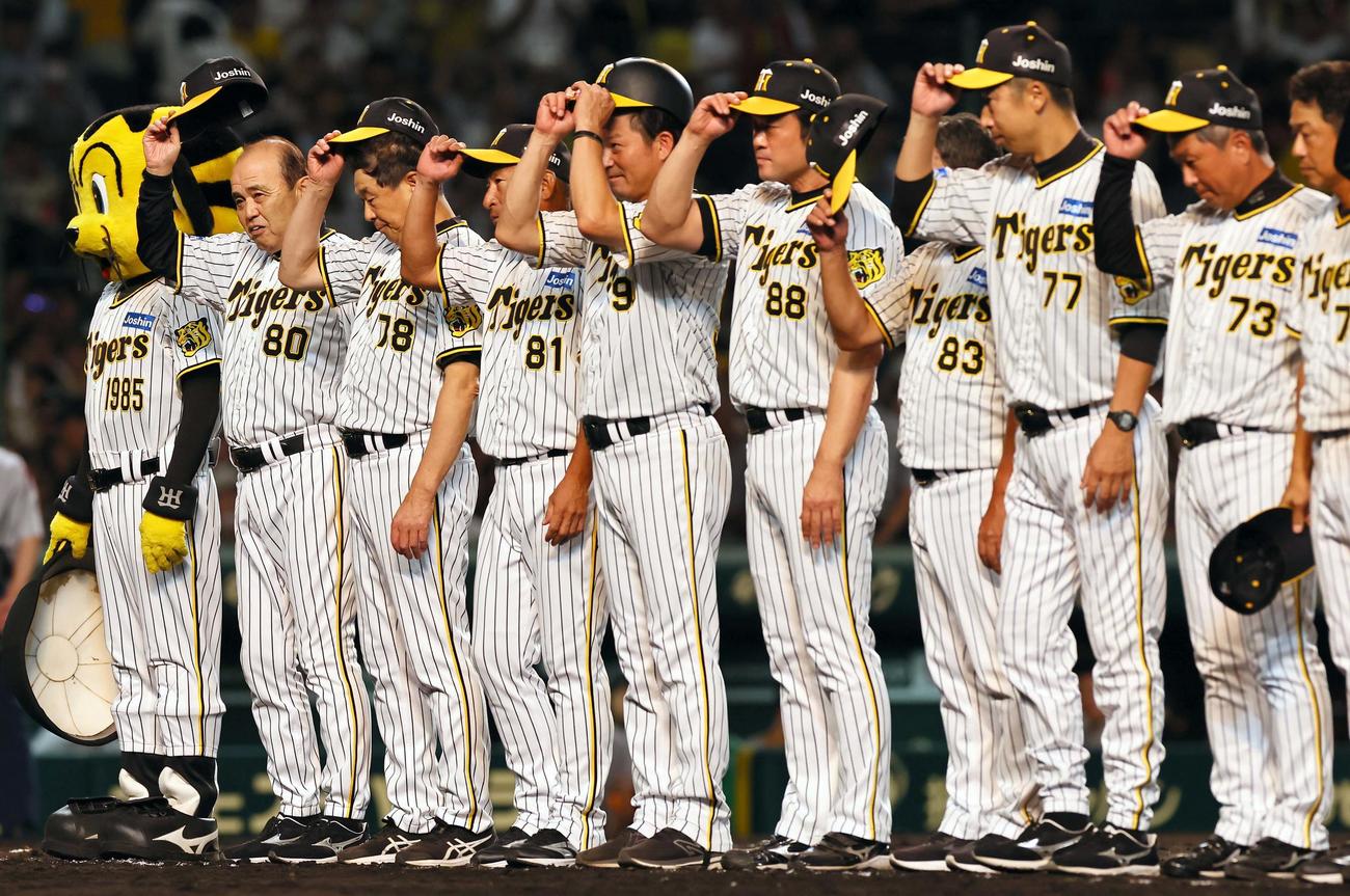 阪神対巨人　巨人に完封勝利した岡田監督（左から2人目）はファンの歓声に帽子をあげて応える（撮影・上田博志）