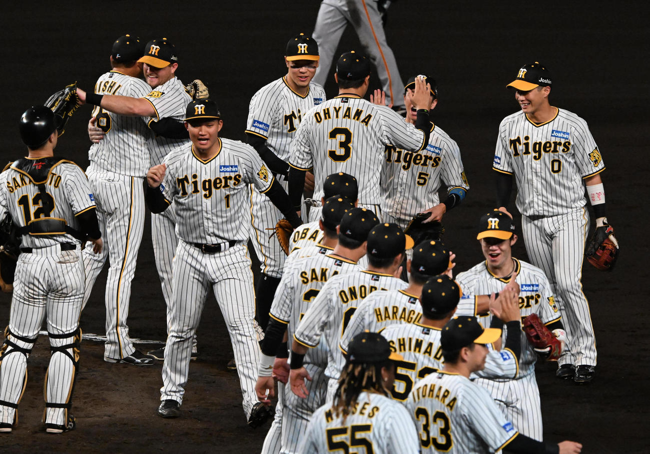 阪神対巨人　巨人に勝利、喜ぶ阪神ナイン（撮影・前岡正明）