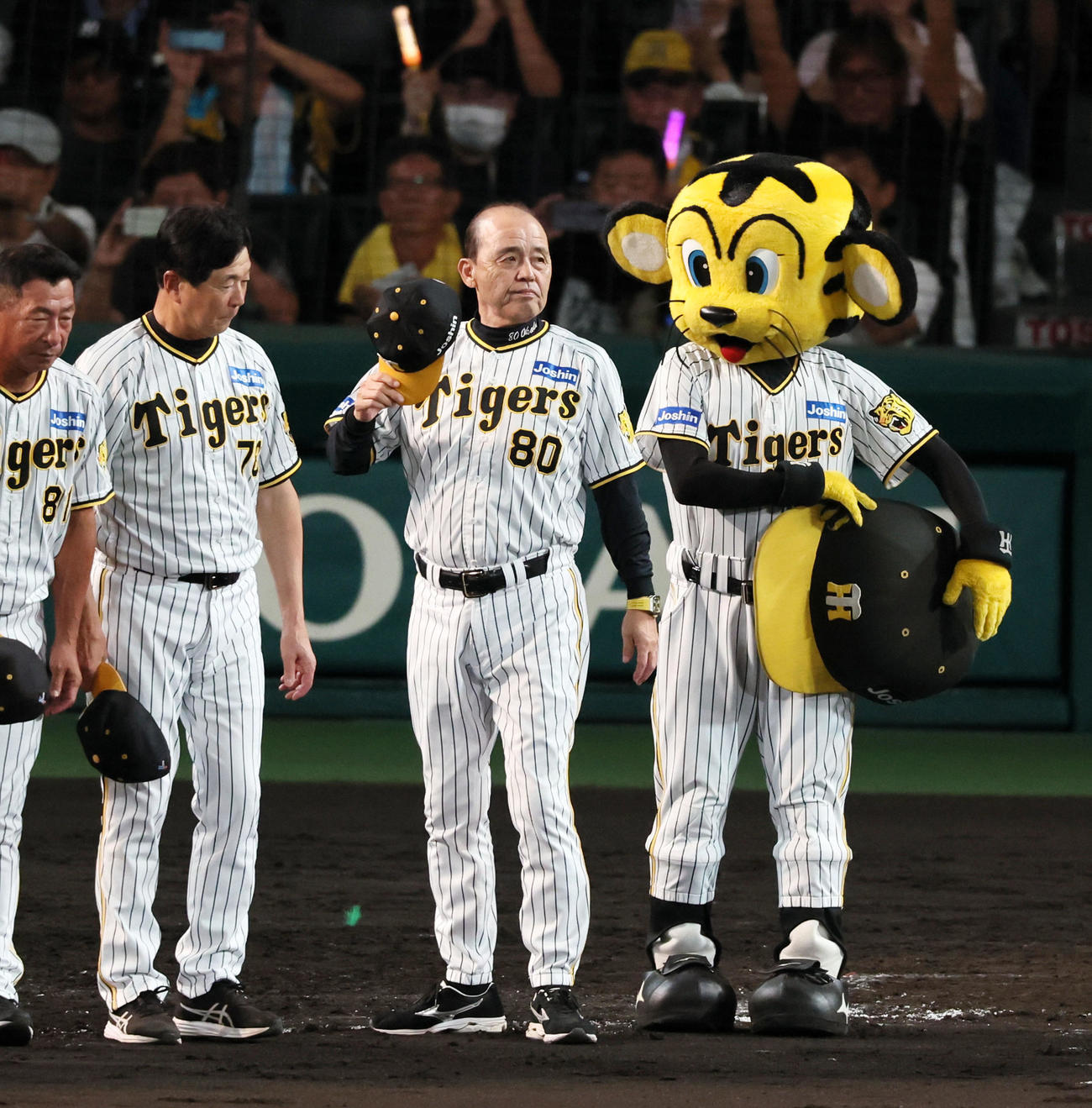 阪神対巨人　巨人に勝利しスタンドへあいさつする岡田監督（撮影・加藤哉）
