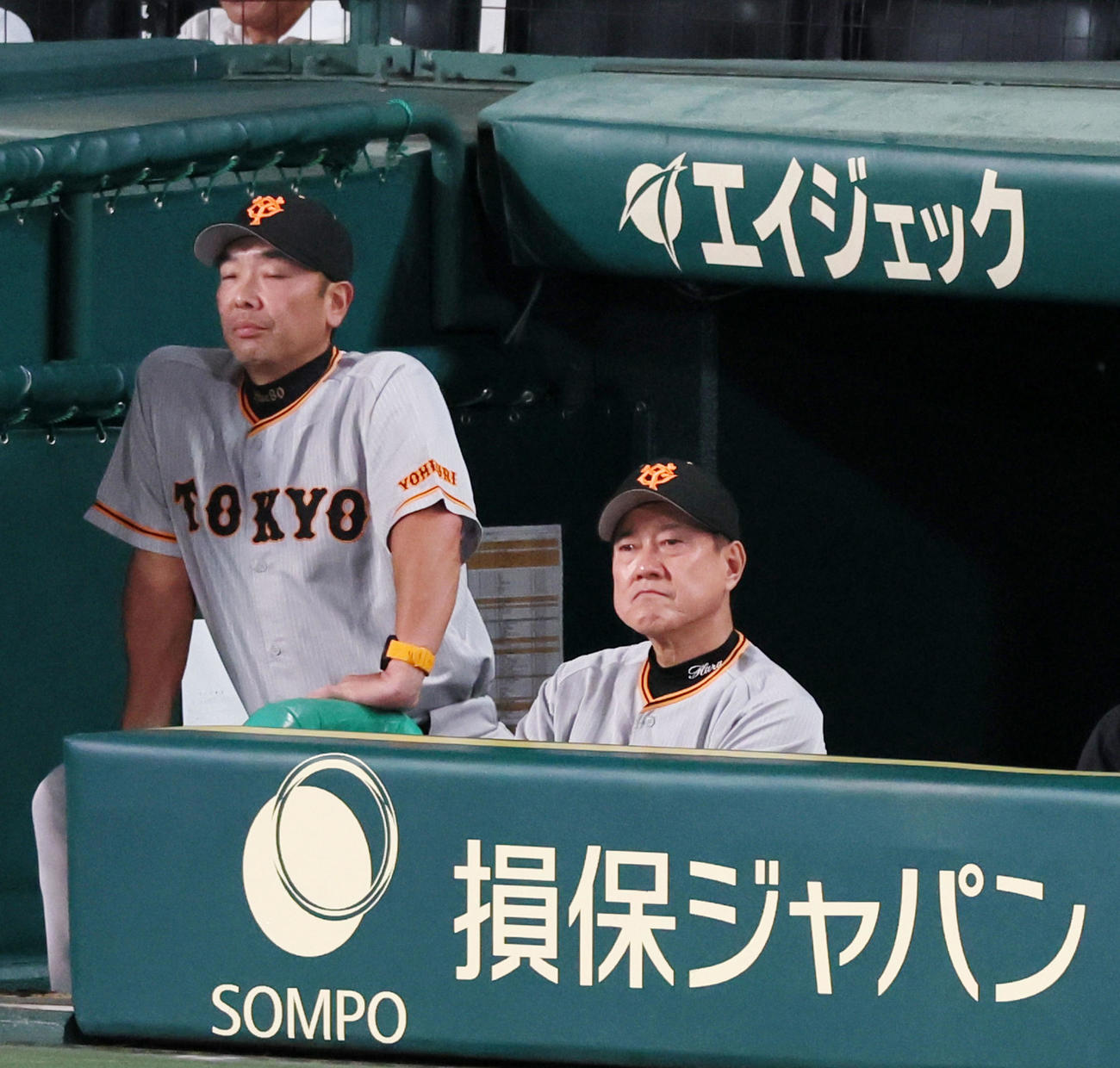 阪神対巨人　9回表巨人2死一塁、原監督は一塁走者代走重信の二塁盗塁失敗をベンチからじっと見届ける（撮影・加藤哉）