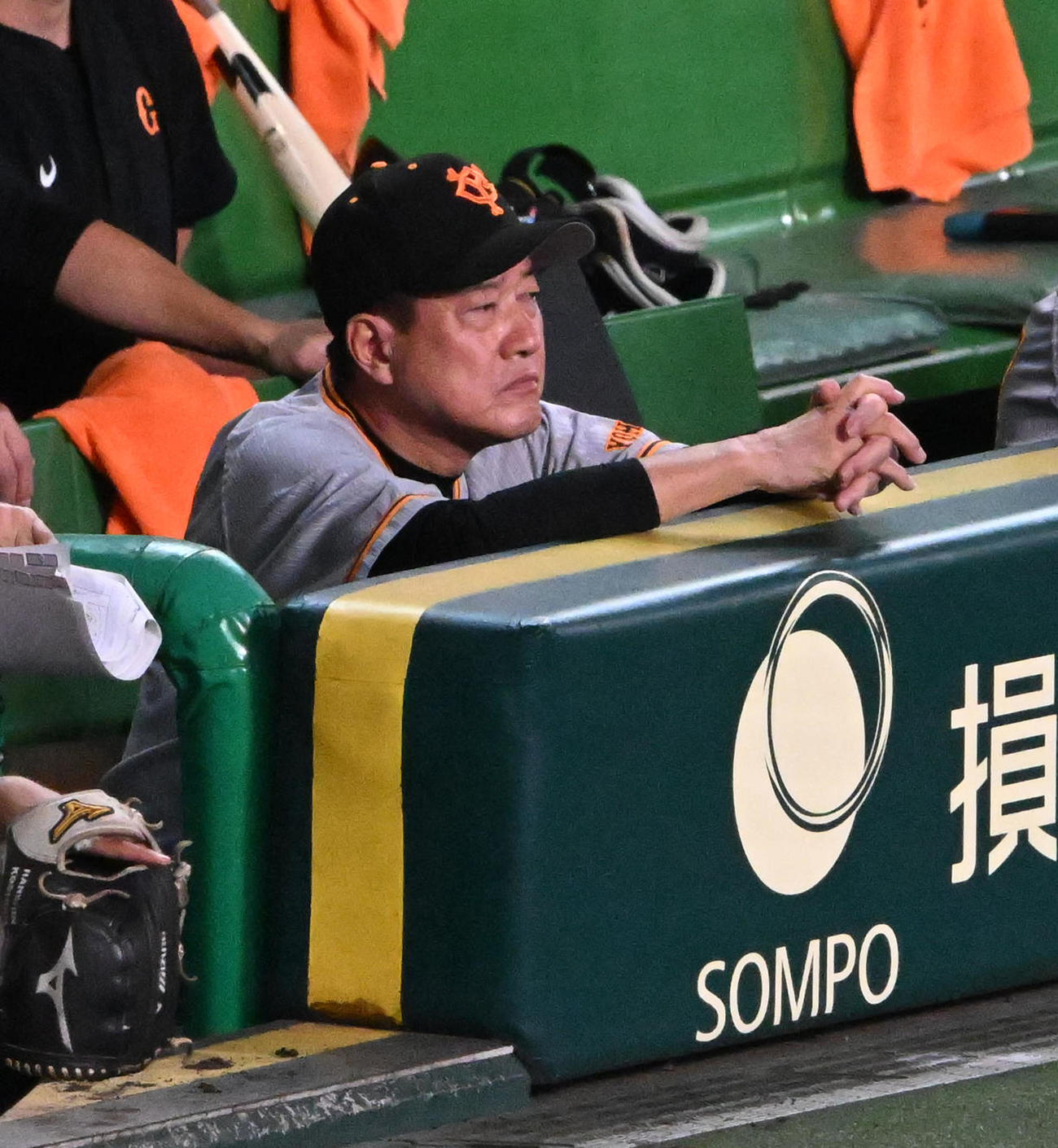 阪神巨人　7回、ベンチで厳しい表情を見せる原監督（撮影・前岡正明）