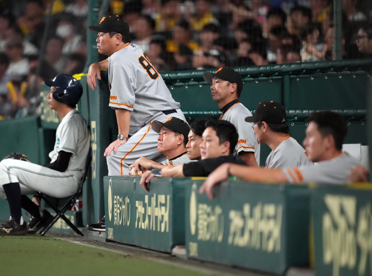 阪神対巨人　9回表、切ない表情を見せる原監督（左から2人目）（撮影・狩俣裕三）