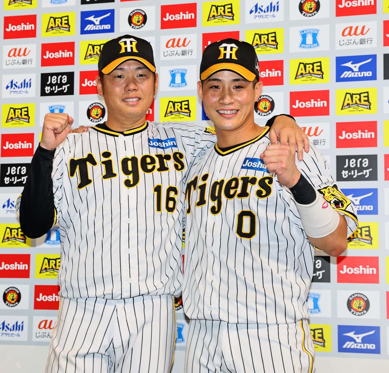 阪神対巨人　お立ち台でガッツポーズをする西勇（左）と木浪（撮影・上田博志）
