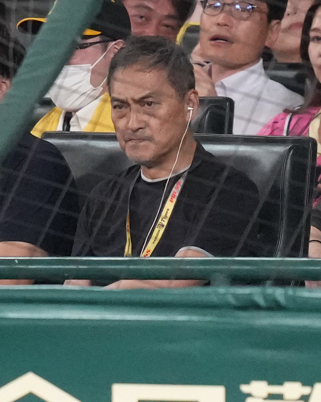 阪神対巨人　4回表、ネット裏から観戦する渡辺謙（撮影・狩俣裕三）