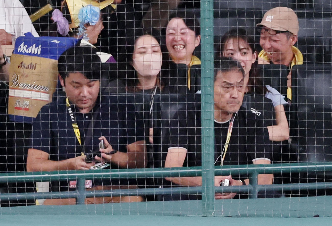 阪神対巨人　ネット裏から観戦する俳優の渡辺謙氏（撮影・加藤哉）