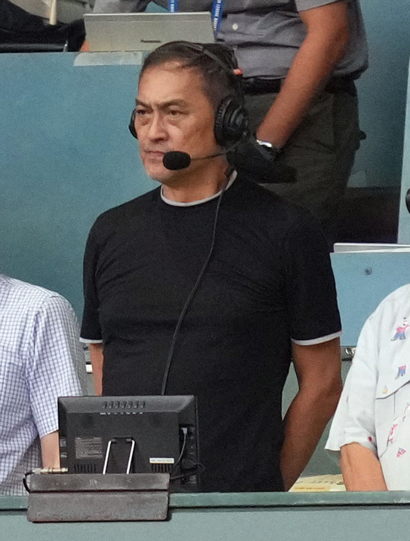 阪神対巨人　君が代斉唱をする渡辺謙（撮影・狩俣裕三）