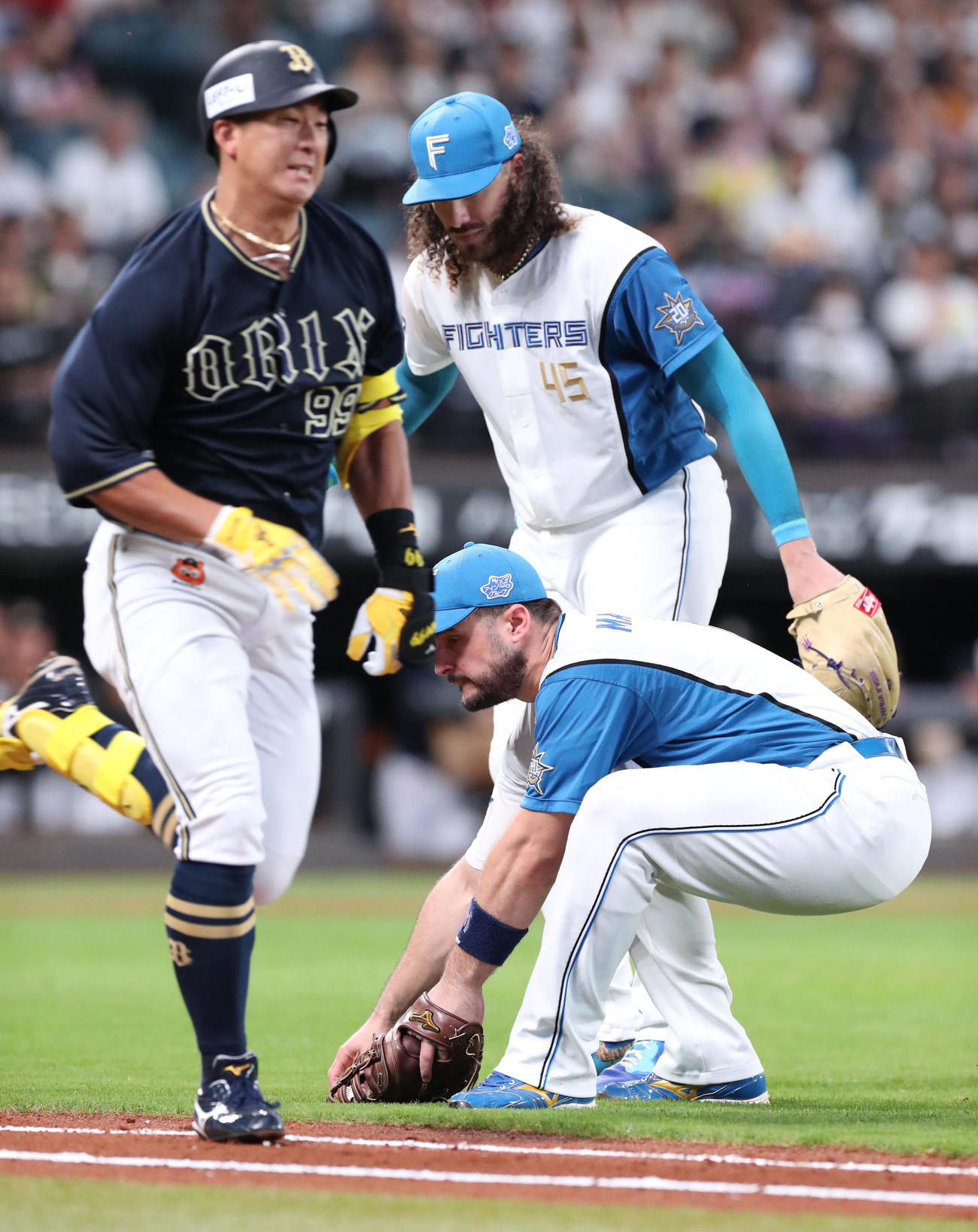 日本ハム対オリックス　4回表オリックス1死二、三塁、杉本（左手前）に適時内野安打を浴びるポンセ（撮影・佐藤翔太）