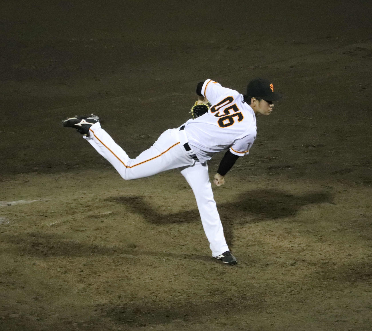 イースタン・リーグ巨人対ロッテ　9回から3番手で登板した巨人伊藤（撮影・小早川宗一郎）