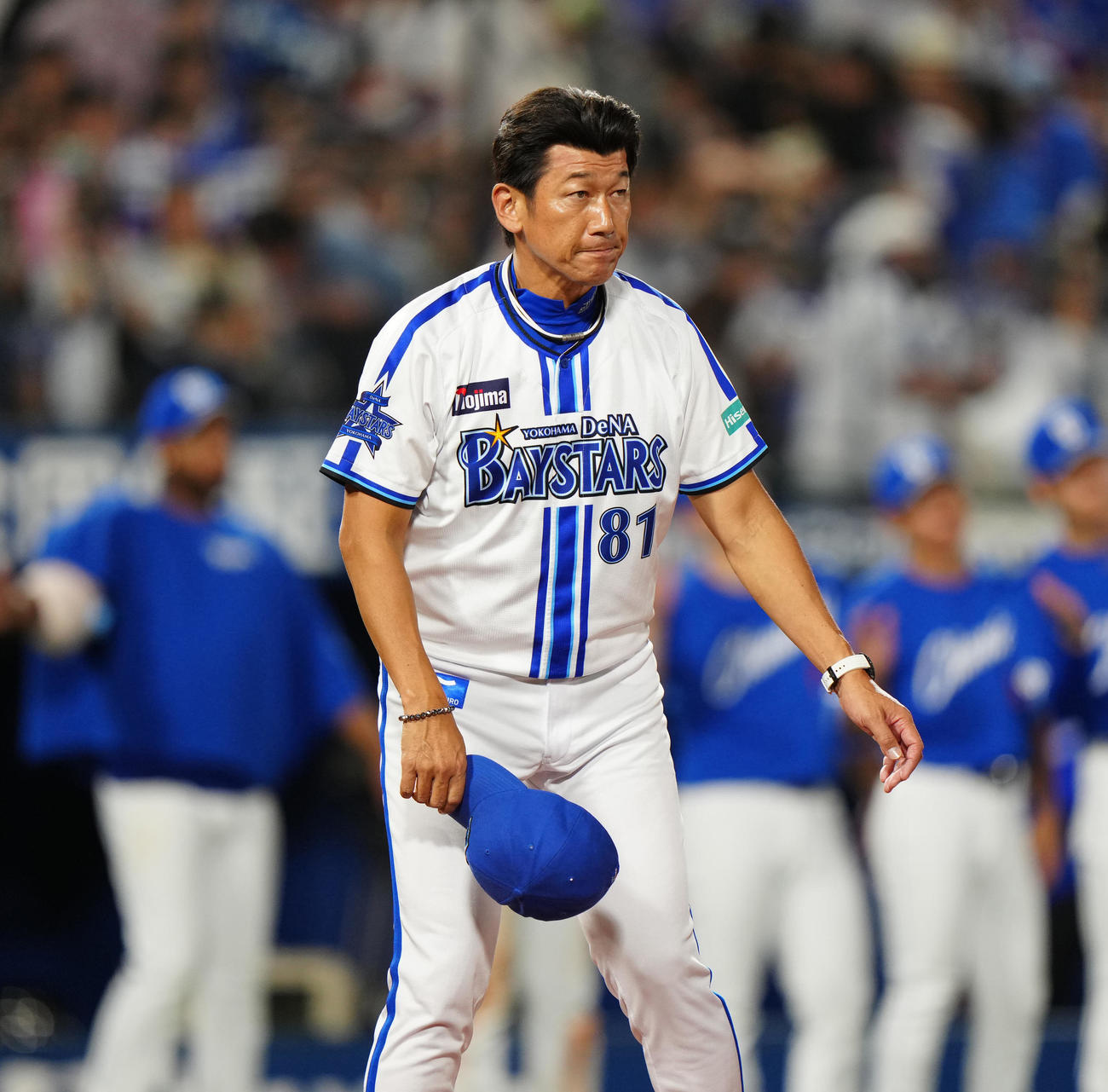DeNA対中日　試合後、ファンにあいさつするDeNA三浦監督（撮影・江口和貴）